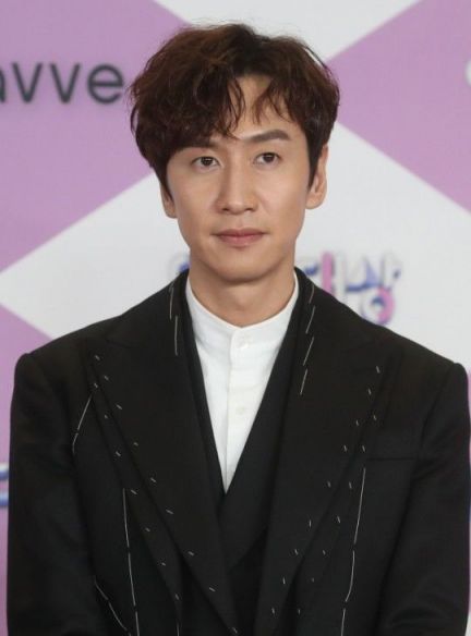 Actor Lee Kwang-soo has Boycott on the scheduled Running Man recording due to a car accident.Lee Kwang-soo, who was on his personal schedule on the afternoon of the 15th, was in contact with a signal violation vehicle, said King Kong by Starship on the 18th.We have been diagnosed with a right ankle fracture as a result of a close examination at a nearby hospital, and we are currently in hospital and are being treated.Lee Kwang-soo has been Boycott on the SBS TV Running Man recording scheduled for injury.Lee Kwang-soo was Boycott on the recording today (on the 18th); we will be watching the progress of health in the future, SBS said.Lee Kwang-soo is set to have a break for the time being with recovery as a top priority.I would like to ask you to understand that you have not been able to attend the scheduled schedule, the agency said. We will watch the progress for the time being and concentrate on treatment for recovery.
