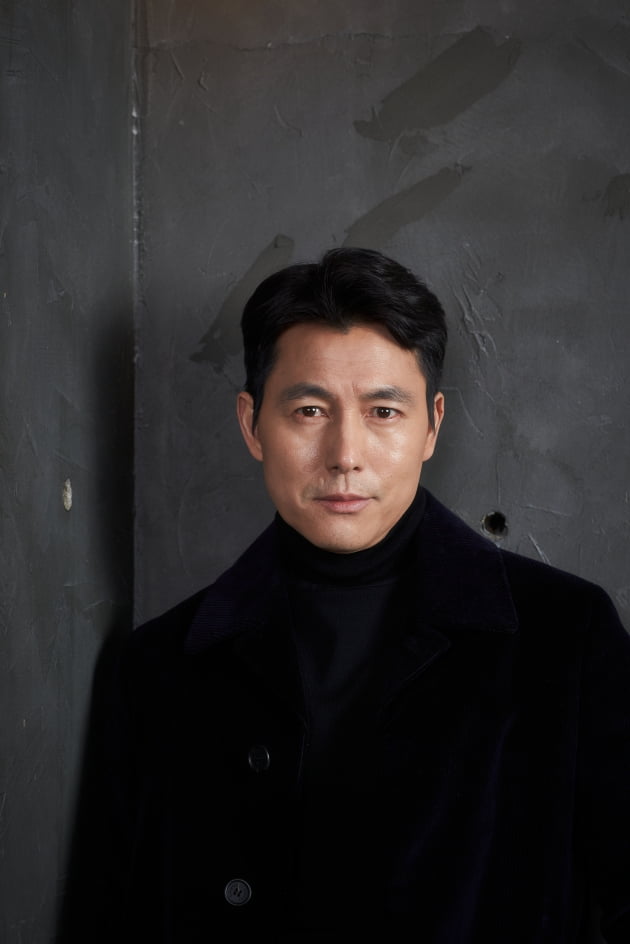 This year is 26 years debut, but it is still Actor Jung Woo-sung, who represents good looks.The reason why Jung Woo-sung is so cool is that he is fully immersed in the character in his work, and he plays a performance that shows his work rather than his handsome appearance.The movie The Animals Who Want to Hold the Spray was no exception.The brutes who want to catch straw, which will be released on the 19th, is a work that shows the events that happen when a large amount of money bags appear in front of people who are on the edge of the cliff.Jung Woo-sung played Tai-Young, who dreams of a hantang, suffering from Ushijima the Loan Shark because of his missing lover.Tae-Young is the most vain of many character characters in The Animals Who Want to Hold the Spray.I am also hit by my lover who lived with me, by Ushijima the Loan Shark contractor, and even by a high school alumni who thought I was caught.However, in the second half of the play, he is responsible for the exciting reversal and takes the center of the play.In the Tae-Young, Jung Woo-sung could not find the soft charisma that comes to mind.Jeon Do-yeon and the bishop were surprised by the extraordinary transformation of Jung Woo-sung.Most of the scenes of the popping bread in the play were ad-libs prepared by Jung Woo-sung.Jung Woo-sung succeeded in throwing his image on his own with animals who want to catch even straw.Im most nervous about any work or first premiere reaction, and this time Im relieved that its good, and now Im relieved that I have to throw my fate into the next situation completely.The release was delayed because of Corona 19, and it seems to be one of the fates of this work. The reason why the brutes who want to catch straw attracted attention was because the multicasting of actors including Jung Woo-sung was gorgeous.Jeon Do-yeon of Michelle Chen, who hit the back of Tae-Young, as well as actors who believed in Bae Sung-woo, Youn Yuh-jung, and Jin Kyung.In particular, Jung Woo-sung and Jeon Do-yeon have been working for a long time since they debuted at the same time, but they have attracted attention for the first time in animals who want to catch straw.It was the first time, but Jung Woo-sung and Jeon Do-yeon were not awkward.Jung Woo-sung said, I think we have thought that we have never done it before.It was a respectful scene because we have seen each other acting for a long time.For every Actor, scenarios are the most basic element of work choice, and I was more pleased and convinced to hear that Mr. Jeon Do-yeon was cast after seeing the scenario.Especially, Tae-Young seemed to depend on how you designed the character.I am not the leading figure in the movie, but I did not have any connection with anyone, so I thought I could highlight the loopholes. I wanted the audience to be at a time to rest. In the movie Crime City, Actor Park Ji-hwan, who was eerie and laughed with his acting in Anger Bull, said, I am on your face or Do not go to Michelle Chen, who is about to leave. Most of the laughing points were completed as Jung Woo-sungs ad-lib.Nevertheless, Jung Woo-sung handed the ball over to Actors who breathed it together.I was embarrassed when I first did the adverb, but everyone had fun, he said. Then I was finished with a good look.It was Jung Woo-sung who put his life on the screen with no make-up.Jung Woo-sung, who said, I do not make up for makeup, said, It is right to express the human figure that can be seen in time, which is right for my age.Do you not manage your appearance at all? He replied humorously, DNA given by your parents, and said, The time you lie down is frustrating.Ive been lying in the skin care room, Ive paid for a few times, Ive never made a living, but I cant just lie there. Wouldnt it be better to accept the traces of time?Even if you say this, its annoying. (laughing) lazy.Unlike the money-seeking Tae-Young, human Jung Woo-sung was an actor who was applauded for his actions and remarks.Jung Woo-sung, who regards belief as his lucky wealth, said, If there is faith, there is courage to accept humbly no matter what difficulties are encountered.There was a desperate time, but there was no haggardism.I dropped out of school as a teenager, went out to the world without anything, did a part-time job alone, and modeled in a situation where I did not know where to stand.The agency disappeared, and the money was gone. But what I had was a vague dream, not Im going to make money.Youn Yuh-jung says, If the limb is fine, you can start again, but I cant force you to accept this to everyone, but I think thats right.Movie The Animals Want to Hold the Spray Tae-Young Station Actor Jung Woo-sung