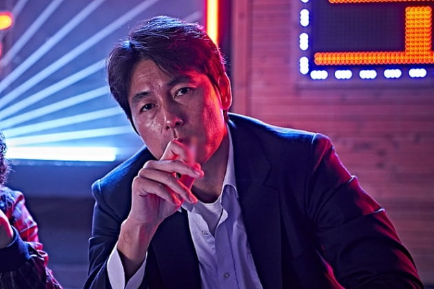 This year is 26 years debut, but it is still Actor Jung Woo-sung, who represents good looks.The reason why Jung Woo-sung is so cool is that he is fully immersed in the character in his work, and he plays a performance that shows his work rather than his handsome appearance.The movie The Animals Who Want to Hold the Spray was no exception.The brutes who want to catch straw, which will be released on the 19th, is a work that shows the events that happen when a large amount of money bags appear in front of people who are on the edge of the cliff.Jung Woo-sung played Tai-Young, who dreams of a hantang, suffering from Ushijima the Loan Shark because of his missing lover.Tae-Young is the most vain of many character characters in The Animals Who Want to Hold the Spray.I am also hit by my lover who lived with me, by Ushijima the Loan Shark contractor, and even by a high school alumni who thought I was caught.However, in the second half of the play, he is responsible for the exciting reversal and takes the center of the play.In the Tae-Young, Jung Woo-sung could not find the soft charisma that comes to mind.Jeon Do-yeon and the bishop were surprised by the extraordinary transformation of Jung Woo-sung.Most of the scenes of the popping bread in the play were ad-libs prepared by Jung Woo-sung.Jung Woo-sung succeeded in throwing his image on his own with animals who want to catch even straw.Im most nervous about any work or first premiere reaction, and this time Im relieved that its good, and now Im relieved that I have to throw my fate into the next situation completely.The release was delayed because of Corona 19, and it seems to be one of the fates of this work. The reason why the brutes who want to catch straw attracted attention was because the multicasting of actors including Jung Woo-sung was gorgeous.Jeon Do-yeon of Michelle Chen, who hit the back of Tae-Young, as well as actors who believed in Bae Sung-woo, Youn Yuh-jung, and Jin Kyung.In particular, Jung Woo-sung and Jeon Do-yeon have been working for a long time since they debuted at the same time, but they have attracted attention for the first time in animals who want to catch straw.It was the first time, but Jung Woo-sung and Jeon Do-yeon were not awkward.Jung Woo-sung said, I think we have thought that we have never done it before.It was a respectful scene because we have seen each other acting for a long time.For every Actor, scenarios are the most basic element of work choice, and I was more pleased and convinced to hear that Mr. Jeon Do-yeon was cast after seeing the scenario.Especially, Tae-Young seemed to depend on how you designed the character.I am not the leading figure in the movie, but I did not have any connection with anyone, so I thought I could highlight the loopholes. I wanted the audience to be at a time to rest. In the movie Crime City, Actor Park Ji-hwan, who was eerie and laughed with his acting in Anger Bull, said, I am on your face or Do not go to Michelle Chen, who is about to leave. Most of the laughing points were completed as Jung Woo-sungs ad-lib.Nevertheless, Jung Woo-sung handed the ball over to Actors who breathed it together.I was embarrassed when I first did the adverb, but everyone had fun, he said. Then I was finished with a good look.It was Jung Woo-sung who put his life on the screen with no make-up.Jung Woo-sung, who said, I do not make up for makeup, said, It is right to express the human figure that can be seen in time, which is right for my age.Do you not manage your appearance at all? He replied humorously, DNA given by your parents, and said, The time you lie down is frustrating.Ive been lying in the skin care room, Ive paid for a few times, Ive never made a living, but I cant just lie there. Wouldnt it be better to accept the traces of time?Even if you say this, its annoying. (laughing) lazy.Unlike the money-seeking Tae-Young, human Jung Woo-sung was an actor who was applauded for his actions and remarks.Jung Woo-sung, who regards belief as his lucky wealth, said, If there is faith, there is courage to accept humbly no matter what difficulties are encountered.There was a desperate time, but there was no haggardism.I dropped out of school as a teenager, went out to the world without anything, did a part-time job alone, and modeled in a situation where I did not know where to stand.The agency disappeared, and the money was gone. But what I had was a vague dream, not Im going to make money.Youn Yuh-jung says, If the limb is fine, you can start again, but I cant force you to accept this to everyone, but I think thats right.Movie The Animals Want to Hold the Spray Tae-Young Station Actor Jung Woo-sung
