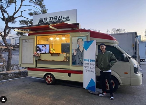 Actor Park Seo-joon thanked Choi Woo-shik for the Gifted SnackOn the 18th, Park Seo-joon said in his instagram, I felt his current momentum in The Closet.I should have been so good, said Choi Woo-shik, who posted a picture of a Gifted snack car.Park Seo-joon in the public photo stands with a bright smile in the snack car.The snack car is attracting attention by putting out the Closet, which is called Actor Choi Woo-shik Dream.Park Seo-joon laughs witfully, saying, I feel his current momentum.He also expressed his gratitude to his best friend Choi Woo-shik, saying, Thank you for the caries.