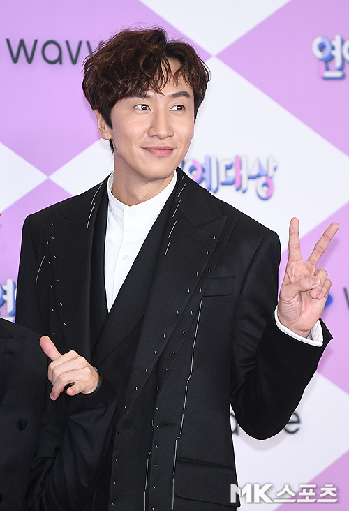 Actor Lee Kwang-soo was Boycott on the Running Man recording, which was scheduled to be Fractured as an Acid.The fans support for his quick health recovery continues.We had a close examination at a nearby hospital and were diagnosed with a right ankle fracture, and Lee Kwang-soo is currently undergoing hospitalization procedures and is in the process of being treated, he said.The agency plans to focus on the recovery of Lee Kwang-soo as a top priority and to focus on the treatment for the time being.As news of the injury broke, fans at home and abroad are raising their voices of concern.Fans are saddened by the fact that they are gaining popularity overseas to get the modifier of Asian Prince through Running Man.Lee Kwang-soo, who has been loved by his main acting and entertainment program, looks at the public with a healthy appearance again.