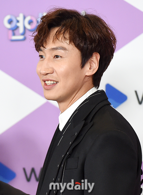Actor Lee Kwang-soo has been suffering from injuries caused by Acident, making it difficult for the future to digest.As we have been active in entertainment, we are also disappointed.Lee Kwang-soo was in contact with a signal violation vehicle while on a personal schedule on the 15th.Lee Kwang-soo was diagnosed with the right ankle fracture according to his agency King Kong BY Starship.Lee Kwang-soo did not attend the SBS Running Man recording scheduled for the 18th.Lee Kwang-soo is currently in hospital and is undergoing procedures for treatment.The agency said, I would like to ask you to understand that the scheduled schedule is inevitably not available, and I will continue to watch the progress for the time being and concentrate on treatment for recovery.Running Man production crew also said, Lee Kwang-soo failed to participate in the scheduled recording; it is likely that the participation in the recording will be determined according to the recovery situation.According to the production crew, Lee Kwang-soo will participate in the recording from early March to mid-March as there are not many recordings of Lee Kwang-soo.Lee Kwang-soo is currently appearing on Running Man and has a resting period for drama and film, so it is expected that there will be no big impact on other schedules.However, it is inevitable to adjust the scheduled schedule such as one-off schedule.As Running Man is loved not only in Korea but also overseas, overseas fans are also cheering for Lee Kwang-soos injury.In addition, Asian media such as China are also focusing on the direction of activities after the news of Lee Kwang-soos injury.