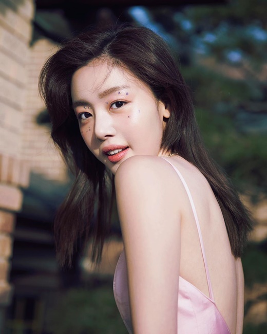 Actor Han Sun-hwa, a former group secret, boasted an extraordinary visual.Han Sun-hwa posted several photos on his Instagram on the 18th, along with an article entitled I want to get a wind.Han Sun-hwa, in the photo, showed off her sexy charm in a deeply-lit costume, and she also showed off her innocent appearance.Meanwhile, Han Sun-hwa appeared on cable channel OCN Drama Save me 2.