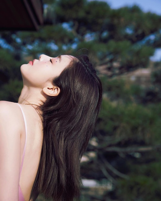 Actor Han Sun-hwa, a former group secret, boasted an extraordinary visual.Han Sun-hwa posted several photos on his Instagram on the 18th, along with an article entitled I want to get a wind.Han Sun-hwa, in the photo, showed off her sexy charm in a deeply-lit costume, and she also showed off her innocent appearance.Meanwhile, Han Sun-hwa appeared on cable channel OCN Drama Save me 2.