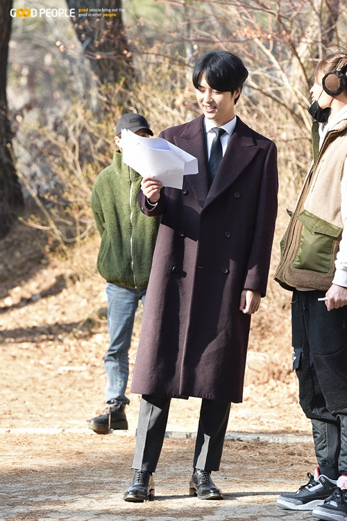 Actor Yang Se-jongs behind-the-scenes photo starring SEK in Romantic Doctor Kim Sabu 2 causes excitement.Yang Se-jongs agency, Kang People, released a scene photo of Yang Se-jong, who appeared on the SBS monthly drama Romantic Doctor Kim Sabu 2 (playplayplayed by Kang Eun-kyung, directed by Yoo In-sik, Lee Gil-bok, and produced by Samhwa Networks) as Do In-bum.Yang Se-jong made the house theater shake with Do In-bum who returned to Doldam Hospital with the words I still do, here at the end of the broadcast on the 18th.Do In-bum is wondering why he found Doldam Hospital, and the behind-the-scenes photo adds warmth.Yang Se-jong in the photo is concentrating on the script and building a bright Smile.Having made his intense debut with Romantic Doctor Kim Sabu 1 in 2016, he returned to Do In-beom in four years and is pleased with the perfect melting of the character.Yang Se-jong, who had been greatly loved in Season 1, became a big topic with the news that he was appearing in Season 2 Nogalenty SEK.Above all, he has spent as long time as his official appearance for this SEK appearance and has shown a special sense of responsibility.The romantic doctor Kim Sabu 2, which is expected to appear on SEK by Yang Se-jong, will be broadcast at 9:40 pm on the 24th.