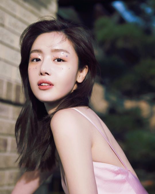 Han Sun-hwa was clearly exposed with her sleeveless.Actor Han Sun-hwa from the group secret posted three photos on February 18 with the phrase I want to get a wind on his instagram.Han Sun-hwa poses with Fitz on his face in the photo, showing off his subtle sexy look with a cool back.han jung-won