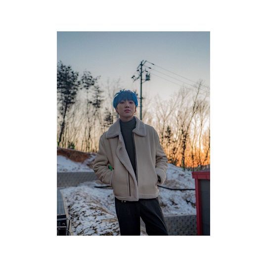 Group WINNER leader Kang Seung-yoon showed off a chic atmosphere.Kang Seung-yoon posted a picture on his Instagram on February 19 with an article entitled No.The photo shows Kang Seung-yoon, who turned into a blue hairstyle, staring at the camera with his hand in his pocket.Kang Seung-yoons chic eyes catch the eye.The fans who responded to the photos responded such as I am so tired of my head, I am really handsome and I am crazy.delay stock