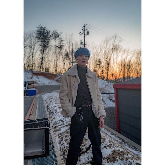 Group WINNER leader Kang Seung-yoon showed off a chic atmosphere.Kang Seung-yoon posted a picture on his Instagram on February 19 with an article entitled No.The photo shows Kang Seung-yoon, who turned into a blue hairstyle, staring at the camera with his hand in his pocket.Kang Seung-yoons chic eyes catch the eye.The fans who responded to the photos responded such as I am so tired of my head, I am really handsome and I am crazy.delay stock