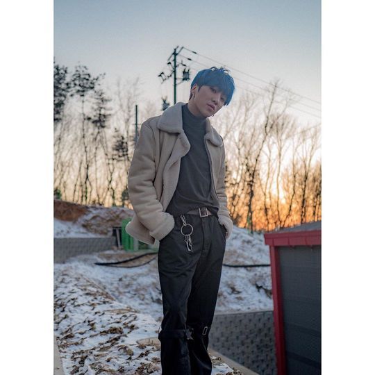 Group WINNER leader Kang Seung-yoon showed off a chic atmosphere.Kang Seung-yoon posted a picture on his Instagram on February 19 with an article entitled No.The photo shows Kang Seung-yoon, who turned into a blue hairstyle, staring at the camera with his hand in his pocket.Kang Seung-yoons chic eyes catch the eye.The fans who responded to the photos responded such as I am so tired of my head, I am really handsome and I am crazy.delay stock