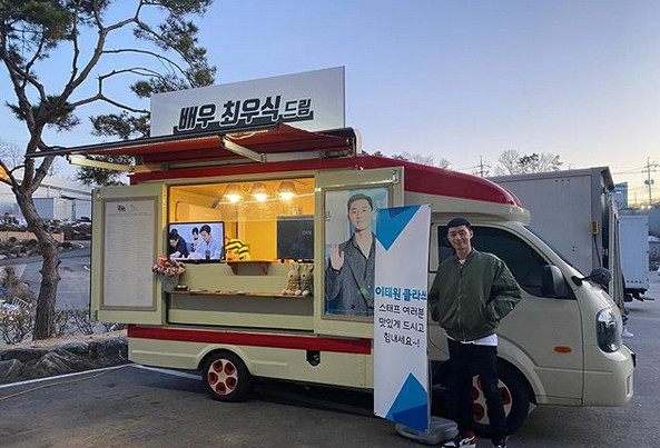 Actor Park Seo-joon gets gift for snack car to Actor Choi Woo-shikPark Seo-joon, pictured together, poses in front of a snack car sent by Choi Woo-shik.Especially, I feel a tremendous momentum in the short phrase Actor Choi Woo-shik Dream on the snack car.
