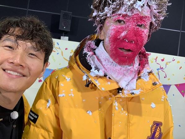 Singer Kim Jong-kook has been cheering for Actor Lee Kwang-soo, who is appearing on SBS Running Man together.Kim Jong-kook posted a picture on his instagram on the afternoon of the 19th, saying, Gwangsu is coming out quickly and come quickly. Kim Jong-kook said, Good luck.I miss you (Get well soon. Miss u bratha), he said, worrying about Lee Kwang-soo.Kim Jong-kooks photo shows Lee Kwang-soo, who is covered with cake cream, and laughs.Lee Kwang-soo was diagnosed with a right ankle fracture in a traffic accident on the 15th, and his agency said he will concentrate on treatment for recovery.When Lee Kwang-soo failed to attend the recording of Running Man, which was appearing due to injuries, Kim Jong-kook wished for his recovery through SNS.=
