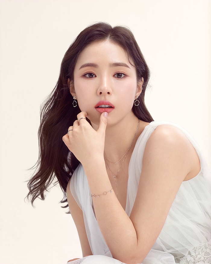 Actor Shin Se-kyung showed off her pure beauty with a jewelery picture.Jewelry brand Tyr heart released a picture with Shin Se-kyung on the 19th.Shin Se-kyung in the picture captures the hearts of those who see it as a visual of the extreme as a pronoun of pure beauty.Shin Se-kyung, who has been working as a muse of Tyr heart since last year, has been loved as a YouTuber in addition to acting.Last year, she played the role of Na Hae-ryung, the first lady of the Joseon Dynasty, in the MBC drama Na Hae-ryung, and won the Grand Prize in the 2019 MBC Acting Grand Prize.We are currently reviewing our next work and communicating with fans through YouTube.Photo Offering Tyr heart (TirrLirr)