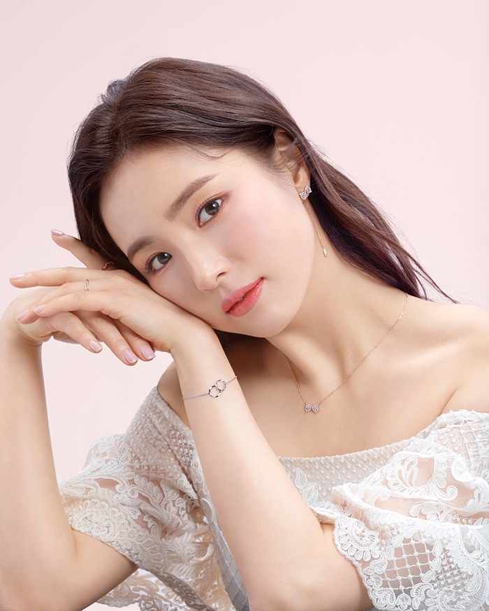 Actor Shin Se-kyung showed off her pure beauty with a jewelery picture.Jewelry brand Tyr heart released a picture with Shin Se-kyung on the 19th.Shin Se-kyung in the picture captures the hearts of those who see it as a visual of the extreme as a pronoun of pure beauty.Shin Se-kyung, who has been working as a muse of Tyr heart since last year, has been loved as a YouTuber in addition to acting.Last year, she played the role of Na Hae-ryung, the first lady of the Joseon Dynasty, in the MBC drama Na Hae-ryung, and won the Grand Prize in the 2019 MBC Acting Grand Prize.We are currently reviewing our next work and communicating with fans through YouTube.Photo Offering Tyr heart (TirrLirr)