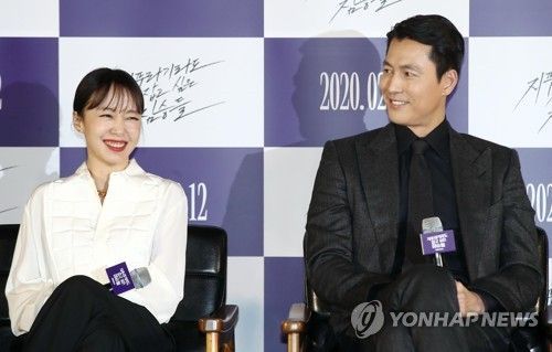 Jeon Do-yeon commented on Jung Woo-sung, who first acted in the movie The Animals Wanting to Grab a Jeep.Actor Yoon Ji-jung and Jeon Do-yeon appeared as guests on the Red Carpet of SBS Power FM Hwa-Jeong Chois Power Time broadcast on the 20th.DJ Hwa-Jeong Choi asked Jeon Do-yeon about his first breath with Jung Woo-sung, Im not curious about how each other is Actor and how they act.At first, I was Worry; I was wondering if the person in the play was broken and bought the floor, and I could put it down and look desperate, said Jeon Do-yeon.But because of Jung Woo-sung, there are more comedy elements in the black comedy genre, and I had fun watching them.I do not think Jung Woo-sung is a good person I know. I thought we were used to seeing the handsome side. 