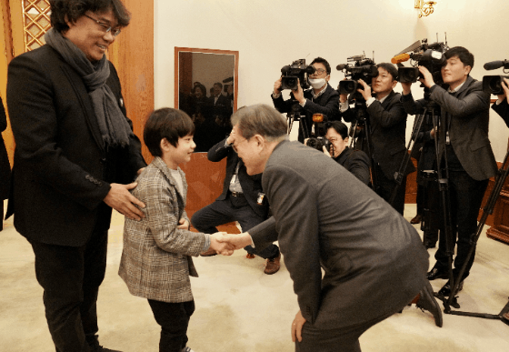 문재인 대통령이 20일 봉준호 감독을 비롯한 기생충 출연진, 제작진을 청와대로 초대해 악수하고 있다. [연합뉴스]