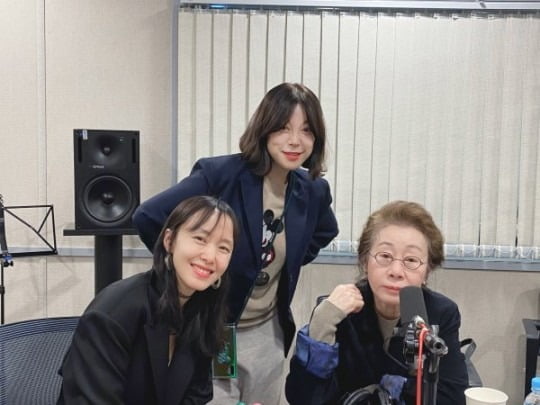 Actor Jeon Do-yeon appeared on Radio and communicated with listeners.In the corner of SBS Power FM Choi Hwa-jungs Power Time on the 20th, Choi Fata Red Carpet, Jeon Do-yeon and Youn Yuh-jung of the movie The Animals Who Want to Hold a Jeep appeared as guests.On this day, Jeon Do-yeon commented on the title of the recently released new film The Animals Who Want to Hold the Jeep and said, I memorized Actors for a long time.So I decided to call it Zippudl. In addition, Jeon Do-yeon gave his impression of the first act of acting with Jung Woo-sung.He said: In fact I wondered how Jung Woo-sung was acting, and at first I was worried.Jung Woo-sungs role in the play is a life that lives on the floor, and I was worried that it would look like a desperate person. Still, Jeon Do-yeon said, Jung Woo-sung has done a really nice job. I think Im used to it because I see it so handsome.I saw a different image of Jung Woo-sung, he praised his passion for acting.On the other hand, the movie The Animals Who Want to Hold the Spruce, which proves the birth of the most unique and clever crime drama in February, is currently being praised at national theaters.Choi Fata Jeon Do-yeon and Youn Yuh-jung Jippudle appear in promotional car