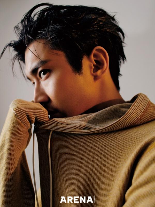 On the other hand, Choi Siwons picture can be seen through the March issue of the magazine Arena Homme Plus.