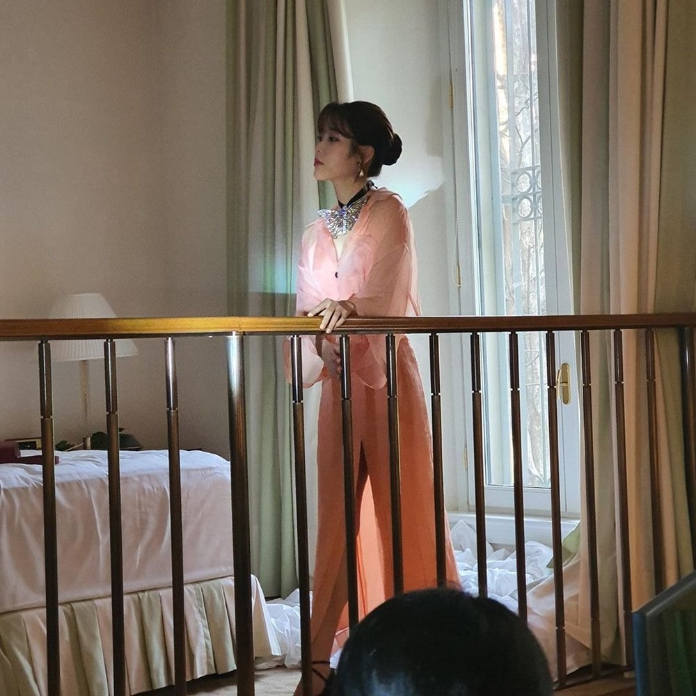 A I-yu has revealed her current status in Milan.Singer and Actor IU posted an article and photo on his instagram on February 20, Butterfly (butterfly).In the photo, IU wore a pink see-through costume and a butterfly necklace with a face-sized face. It was taken during the photo shoot, and IUs watery Beautiful looks stands out.IU left for Milan, Italy, on the 18th to attend the fashion show.emigration site
