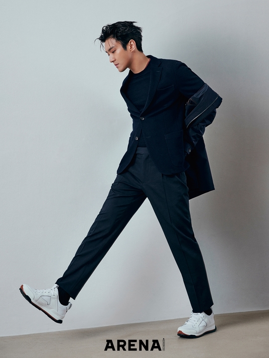 An Interview with Choi Siwons picture was released.Choi Siwon was selected as a muse of fashion brand Jenya in the March issue, which is the 14th anniversary of the launch of the mens fashion magazine Arena Homme Plus, and conducted cover and photo shoots.Choi Siwon not only digested various style suits with various poses and perfect visuals, but also enthusiastically communicated and monitored with photographers and editors throughout the shooting time, leading to a warm atmosphere in the field.In an Interview with the photo shoot, Choi said, This year is the 15th anniversary of Super Junior.It is not a fan but a companion Feelings pear hyo-ju