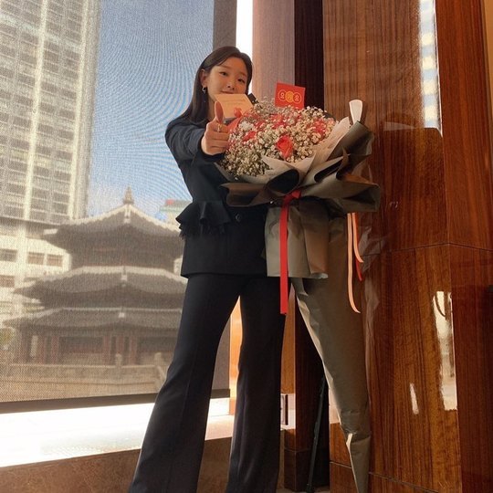 Actor Park So-dam received a bouquet of flowers the size of a bouquet.Park posted several photos received from the delivery application brand that is being advertised on personal SNS on February 20th.In the photo, Park So - dam is smiling with his own bouquet and Cake.The Cake that was released contains the phrase Congratulations on the award of Park So-dam, a star that shines more in Oscar.Park said, This is the first time I have ever seen such a big bouquet .. The Cake is so impressive.Park Su-in