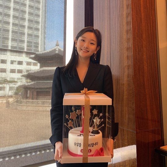 Actor Park So-dam received a bouquet of flowers the size of a bouquet.Park posted several photos received from the delivery application brand that is being advertised on personal SNS on February 20th.In the photo, Park So - dam is smiling with his own bouquet and Cake.The Cake that was released contains the phrase Congratulations on the award of Park So-dam, a star that shines more in Oscar.Park said, This is the first time I have ever seen such a big bouquet .. The Cake is so impressive.Park Su-in