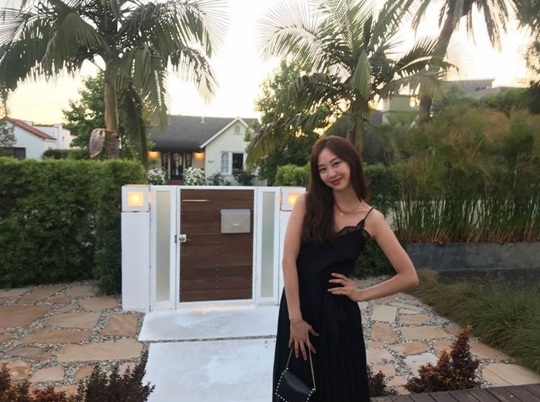 Kim Da-som shows off her sleeveless One Piece figureActor Kim Da-som, from the group Sistar, posted a picture on her instagram on February 20.In the photo, Kim Da-som poses in a One Piece, who also showed off her sloppy figure and innocent visuals from a distance.han jung-won
