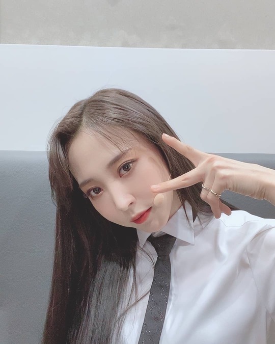 Moonbyul presents GirlCrush SelfieGroup MAMAMOO member Moonbyul uploaded a picture on February 20 with the phrase M countdown is broadcast on Mnet at 6:00 pm in a while on the official Instagram.Moonbyul in the photo is wearing a suit and playing V. He thrilled fans with a visual full of handsome (good looks + pretty).Moonbyul added, There is also the MOON MOVIE stage prepared by the star for today, so please take all the MAMAMOO official fandom names and take the shot.han jung-won