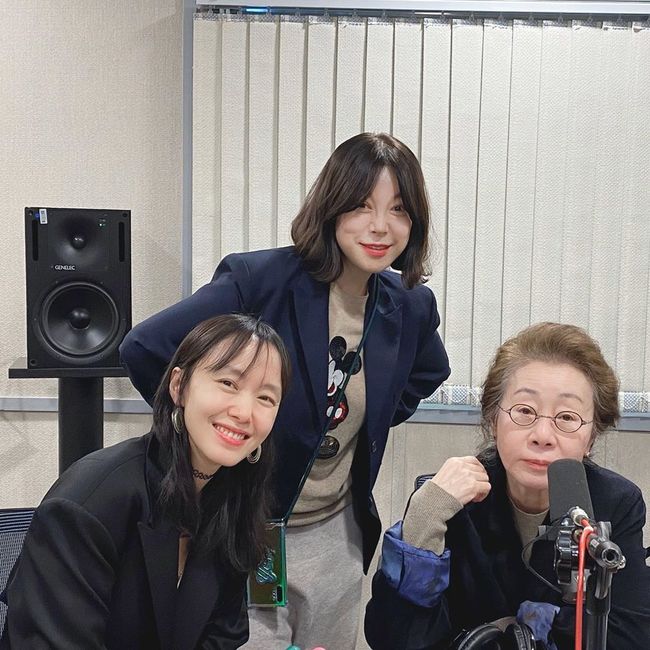 Hwa-Jeong Chois Power Time Jeon Do-yeon, Youn Yuh-jung gave a praise relay to Jung Woo-sung and Bae Seong-woo, who appeared together in Movie The Animals Who Want to Hold a Jeep.On the red carpet corner of SBS PowerFM Power Time of Hwa-Jeong Choi (hereinafter referred to as the most part), which was broadcast on the afternoon of the 20th, Jeon Do-yeon and Youn Yuh-jung appeared as guests.On this day, Jeon Do-yeon quipped, No, Im getting older, in the words of Hwa-Jeong Choi, Do you still hear about being pretty?In addition, Jeon Do-yeon said, Every character is in a situation where he wants to hold a straw.Its Movie with a black comedy genre, cheating, cheating and fleeing to take a money bag.Jung Woo-sung and others, and I was in charge of living a new life. Movie explained Animals who want to catch straw Movie.Youn Yuh-jung introduced the role in the work, saying, It is a grandmother who does not know what is. It seems to have nothing to do with money bags, but it is ambiguous.In particular, Jeon Do-yeon said, It seems that the story that our Movie wants to do is in the teachers ambassador.The most part Hwa-Jeong Choi asked Jeon Do-yeon, Actors are a big hit, but the director is a rookie. For what reason did you decide on the work?Ive worked with new coaches really a lot, said Jeon Do-yeon, and 80 to 90% of my filmography is a new director, so there is no prejudice.I choose only with scenarios. This Movie is an obvious story, but the scenario that is not obvious is attractive. Youn Yuh-jung said: It comes from Movie as a mother-child relationship with Bae Seong-woo, who I recommended, is my son.There were two candidates, and Bae Seong-woo said it was good. He emphasized infinite affection toward Bae Seong-woo.Jeon Do-yeon was the first to breathe Jung Woo-sung through Movie animals who want to catch a straw.So what kind of actor was Jung Woo-sung that Jeon Do-yeon looked at?I was actually worried at first, said Jeon Do-yeon, who said, Jung Woo-sungs character is a life that is broken and lives on the floor.There was a worry about Jung Woo-sung saying, Can you put down so much and look like a desperate person? You look like a lot of people you have.However, because of Jung Woo-sung, there are many comedy elements in our Movie. Especially, Jeon Do-yeon said, I also have a lot of fun to watch.I thought, Is that the image of Jung Woo-sung that we have not seen? I was very sorry by the end.It was an Actor who wanted to see more, he said, making two people wonder about Chemie.Jeon Do-yeon also revealed an extraordinary affection for Youn Yuh-jung, who co-starred in The Most part: You have no prejudices about accepting.I accept everything without filtering, he praised the performance of Youn Yuh-jung, who boasts a 100% synchro rate for each work.We have reduced the title to jippus among ourselves, said Jeon Do-yeon, who said of the somewhat long Movie title. We tried to change it while continuing to struggle with the title, but we could not find the title that fits our Movie like this title.Youn Yuh-jung said, I thought it would be fixed at first because it was so long, but it did not fix it.Jeon Do-yeon is the most salty character in Movie, and he counts Jin-kyung as working, caring about children and taking care of her mother-in-law, and backing her husband up.I am living so hard, and I have been attached to them a lot. Youn Yuh-jung is Bae Seong-woo appearing as my son. Bae Seong-woo has a daughter, and her wife is injured and her mother is dementia.I am fired and tired here and there. I am a man who only runs part-time. Finally, Jeon Do-yeon said, I hope everyone will see it, but it is a 19-year-old or older audience. It seems to be a story that many people can see with sympathy.There is also fun to follow the money bag, explained Movie Animals who want to catch straw .On the other hand, Movie The Animals Who Want to Hold the Jeon Do-yeon and Youn Yuh-jung was released on the 19th.SBS PowerFM Hwa-Jeong Chois Power Time Official SNS, DB