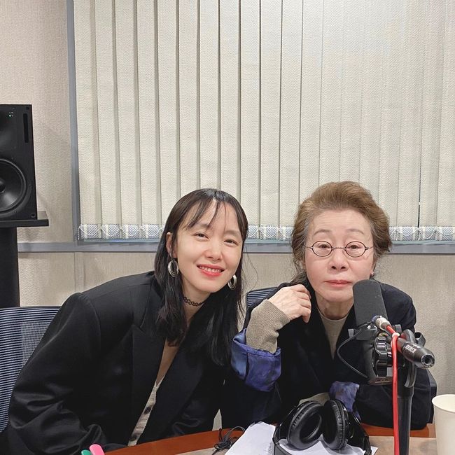 Hwa-Jeong Chois Power Time Jeon Do-yeon, Youn Yuh-jung gave a praise relay to Jung Woo-sung and Bae Seong-woo, who appeared together in Movie The Animals Who Want to Hold a Jeep.On the red carpet corner of SBS PowerFM Power Time of Hwa-Jeong Choi (hereinafter referred to as the most part), which was broadcast on the afternoon of the 20th, Jeon Do-yeon and Youn Yuh-jung appeared as guests.On this day, Jeon Do-yeon quipped, No, Im getting older, in the words of Hwa-Jeong Choi, Do you still hear about being pretty?In addition, Jeon Do-yeon said, Every character is in a situation where he wants to hold a straw.Its Movie with a black comedy genre, cheating, cheating and fleeing to take a money bag.Jung Woo-sung and others, and I was in charge of living a new life. Movie explained Animals who want to catch straw Movie.Youn Yuh-jung introduced the role in the work, saying, It is a grandmother who does not know what is. It seems to have nothing to do with money bags, but it is ambiguous.In particular, Jeon Do-yeon said, It seems that the story that our Movie wants to do is in the teachers ambassador.The most part Hwa-Jeong Choi asked Jeon Do-yeon, Actors are a big hit, but the director is a rookie. For what reason did you decide on the work?Ive worked with new coaches really a lot, said Jeon Do-yeon, and 80 to 90% of my filmography is a new director, so there is no prejudice.I choose only with scenarios. This Movie is an obvious story, but the scenario that is not obvious is attractive. Youn Yuh-jung said: It comes from Movie as a mother-child relationship with Bae Seong-woo, who I recommended, is my son.There were two candidates, and Bae Seong-woo said it was good. He emphasized infinite affection toward Bae Seong-woo.Jeon Do-yeon was the first to breathe Jung Woo-sung through Movie animals who want to catch a straw.So what kind of actor was Jung Woo-sung that Jeon Do-yeon looked at?I was actually worried at first, said Jeon Do-yeon, who said, Jung Woo-sungs character is a life that is broken and lives on the floor.There was a worry about Jung Woo-sung saying, Can you put down so much and look like a desperate person? You look like a lot of people you have.However, because of Jung Woo-sung, there are many comedy elements in our Movie. Especially, Jeon Do-yeon said, I also have a lot of fun to watch.I thought, Is that the image of Jung Woo-sung that we have not seen? I was very sorry by the end.It was an Actor who wanted to see more, he said, making two people wonder about Chemie.Jeon Do-yeon also revealed an extraordinary affection for Youn Yuh-jung, who co-starred in The Most part: You have no prejudices about accepting.I accept everything without filtering, he praised the performance of Youn Yuh-jung, who boasts a 100% synchro rate for each work.We have reduced the title to jippus among ourselves, said Jeon Do-yeon, who said of the somewhat long Movie title. We tried to change it while continuing to struggle with the title, but we could not find the title that fits our Movie like this title.Youn Yuh-jung said, I thought it would be fixed at first because it was so long, but it did not fix it.Jeon Do-yeon is the most salty character in Movie, and he counts Jin-kyung as working, caring about children and taking care of her mother-in-law, and backing her husband up.I am living so hard, and I have been attached to them a lot. Youn Yuh-jung is Bae Seong-woo appearing as my son. Bae Seong-woo has a daughter, and her wife is injured and her mother is dementia.I am fired and tired here and there. I am a man who only runs part-time. Finally, Jeon Do-yeon said, I hope everyone will see it, but it is a 19-year-old or older audience. It seems to be a story that many people can see with sympathy.There is also fun to follow the money bag, explained Movie Animals who want to catch straw .On the other hand, Movie The Animals Who Want to Hold the Jeon Do-yeon and Youn Yuh-jung was released on the 19th.SBS PowerFM Hwa-Jeong Chois Power Time Official SNS, DB