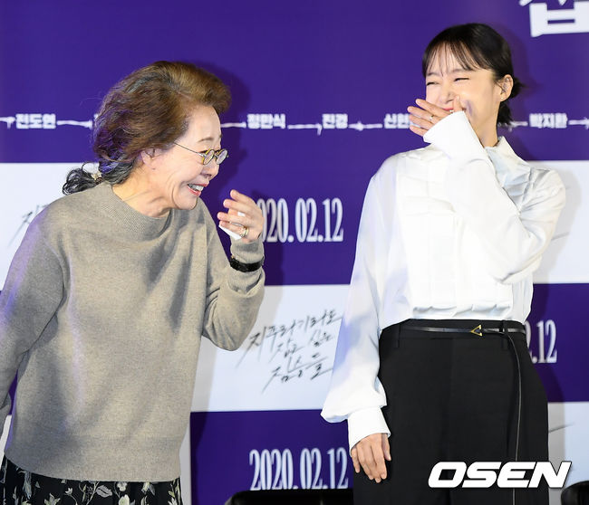 Hwa-Jeong Chois Power Time Jeon Do-yeon, Youn Yuh-jung gave a praise relay to Jung Woo-sung and Bae Seong-woo, who appeared together in Movie The Animals Who Want to Hold a Jeep.On the red carpet corner of SBS PowerFM Power Time of Hwa-Jeong Choi (hereinafter referred to as the most part), which was broadcast on the afternoon of the 20th, Jeon Do-yeon and Youn Yuh-jung appeared as guests.On this day, Jeon Do-yeon quipped, No, Im getting older, in the words of Hwa-Jeong Choi, Do you still hear about being pretty?In addition, Jeon Do-yeon said, Every character is in a situation where he wants to hold a straw.Its Movie with a black comedy genre, cheating, cheating and fleeing to take a money bag.Jung Woo-sung and others, and I was in charge of living a new life. Movie explained Animals who want to catch straw Movie.Youn Yuh-jung introduced the role in the work, saying, It is a grandmother who does not know what is. It seems to have nothing to do with money bags, but it is ambiguous.In particular, Jeon Do-yeon said, It seems that the story that our Movie wants to do is in the teachers ambassador.The most part Hwa-Jeong Choi asked Jeon Do-yeon, Actors are a big hit, but the director is a rookie. For what reason did you decide on the work?Ive worked with new coaches really a lot, said Jeon Do-yeon, and 80 to 90% of my filmography is a new director, so there is no prejudice.I choose only with scenarios. This Movie is an obvious story, but the scenario that is not obvious is attractive. Youn Yuh-jung said: It comes from Movie as a mother-child relationship with Bae Seong-woo, who I recommended, is my son.There were two candidates, and Bae Seong-woo said it was good. He emphasized infinite affection toward Bae Seong-woo.Jeon Do-yeon was the first to breathe Jung Woo-sung through Movie animals who want to catch a straw.So what kind of actor was Jung Woo-sung that Jeon Do-yeon looked at?I was actually worried at first, said Jeon Do-yeon, who said, Jung Woo-sungs character is a life that is broken and lives on the floor.There was a worry about Jung Woo-sung saying, Can you put down so much and look like a desperate person? You look like a lot of people you have.However, because of Jung Woo-sung, there are many comedy elements in our Movie. Especially, Jeon Do-yeon said, I also have a lot of fun to watch.I thought, Is that the image of Jung Woo-sung that we have not seen? I was very sorry by the end.It was an Actor who wanted to see more, he said, making two people wonder about Chemie.Jeon Do-yeon also revealed an extraordinary affection for Youn Yuh-jung, who co-starred in The Most part: You have no prejudices about accepting.I accept everything without filtering, he praised the performance of Youn Yuh-jung, who boasts a 100% synchro rate for each work.We have reduced the title to jippus among ourselves, said Jeon Do-yeon, who said of the somewhat long Movie title. We tried to change it while continuing to struggle with the title, but we could not find the title that fits our Movie like this title.Youn Yuh-jung said, I thought it would be fixed at first because it was so long, but it did not fix it.Jeon Do-yeon is the most salty character in Movie, and he counts Jin-kyung as working, caring about children and taking care of her mother-in-law, and backing her husband up.I am living so hard, and I have been attached to them a lot. Youn Yuh-jung is Bae Seong-woo appearing as my son. Bae Seong-woo has a daughter, and her wife is injured and her mother is dementia.I am fired and tired here and there. I am a man who only runs part-time. Finally, Jeon Do-yeon said, I hope everyone will see it, but it is a 19-year-old or older audience. It seems to be a story that many people can see with sympathy.There is also fun to follow the money bag, explained Movie Animals who want to catch straw .On the other hand, Movie The Animals Who Want to Hold the Jeon Do-yeon and Youn Yuh-jung was released on the 19th.SBS PowerFM Hwa-Jeong Chois Power Time Official SNS, DB