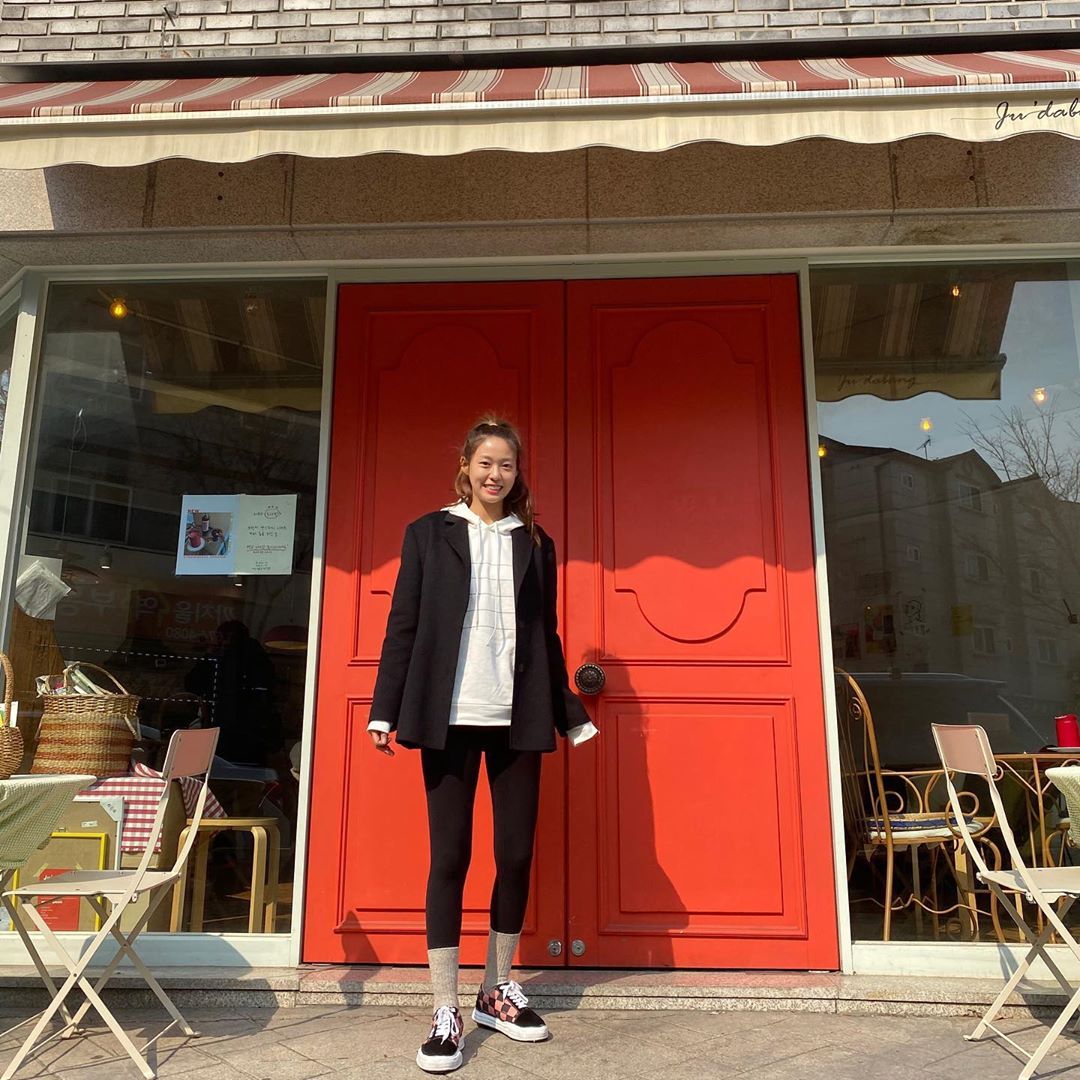 Actor and singer Seolhyun has been in the mood.Seolhyun posted a picture on his Instagram on the 20th with an article entitled I love sunshine # Judabang.In the open photo, Seolhyun is staring at the camera with a bright smile in front of the red gate. Seolhyun showed a unique fashion sense with jackets, leggings, white hoods and sneakers.AOA, which Seolhyun belongs to, acted as the title song Come to see me last November.Photo: Seolhyun Instagram