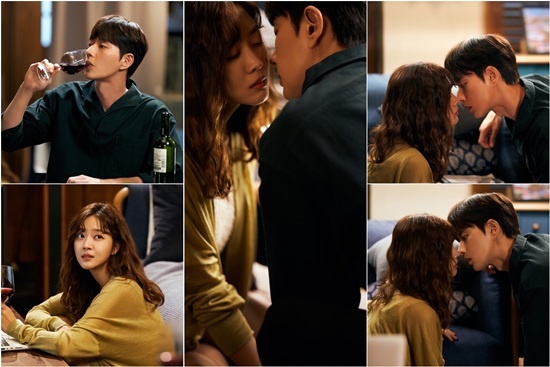 Forest Park Hae-jin and Jo Bo-ah show off romantic skinship that raises the thrilling index.Park Hae-jin and Jo Bo-ah played Kang San-hyuk and Jung Young-jae in KBS 2TV drama Forest.In the last broadcast, Jung Young-jaes father visited two houses on the roof of Kangsan Hyuk and Jung Young-jae, and there was a scene where he had an unexpected meeting.Also, when Kang Sang Hyuk, who had been looking for lost memories, saw the picture on the wall and the name of his grandmother, suddenly he was suffering from a fantasy pain, and Jung Young-jae appeared and shared the pain and expected a ripe forced mountain cohabitation romance.In this regard, Park Hae-jin and Jo Bo-ah are drawing a Romantic Skinship that falls into each other in an instant, adding to the tremor.Kang San-hyuk and Jung Young-jae gather in one room of the night to drink wine. The two people who meet their eyes are naturally wearing their hands and showing their super-close posture.The two men were a scene that had to express a flurry of emotions that were pulled by each other while they were in a constant tit-for-tat, so they played a dense performance when they were thoroughly breathing from rehearsal.In addition, when the other person was filming, Park Hae-jin and Jo Bo-ah showed their passion to match the gaze and feeling behind the camera, and they made the scene breathe with the hot air that felt the sadness and the detailed tremor.Park Hae-jin and Jo Bo-ah showed a concentration of drawing a lot of Jeong Seon, the production team said. This screen is a decisive screen broadcast on the 20th.Forest airs every Wednesday and Thursday at 10 p.m. / Photo = KBS 2TV Forest