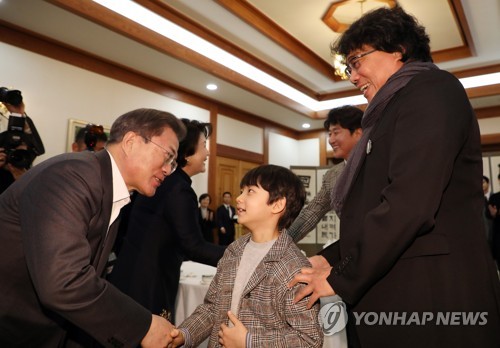 문 대통령과 '기생충' 아역배우 (서울=연합뉴스) 한상균 기자 = 문재인 대통령과 김정숙 여사가 20일 청와대에서 영화 '기생충' 제작진, 배우 초청 오찬에 앞서 봉준호 감독, 송강호, 아역배우 정현준 등과 인사하고 있다.       2020.2.20 xyz@yna.co.kr