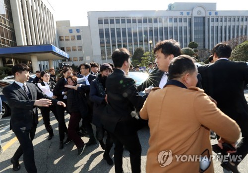 윤석열 광주방문 '아수라장' (광주=연합뉴스) 박철홍 기자 = 20일 오후 광주 고등법원 앞에서 광주를 방문한 윤석열 검찰총장이 탑승한 차량을 5·18 단체 회원들이 면담을 요구하며 막아서면서 몸싸움이 벌어지고 있다. 2020.2.20 pch80@yna.co.kr