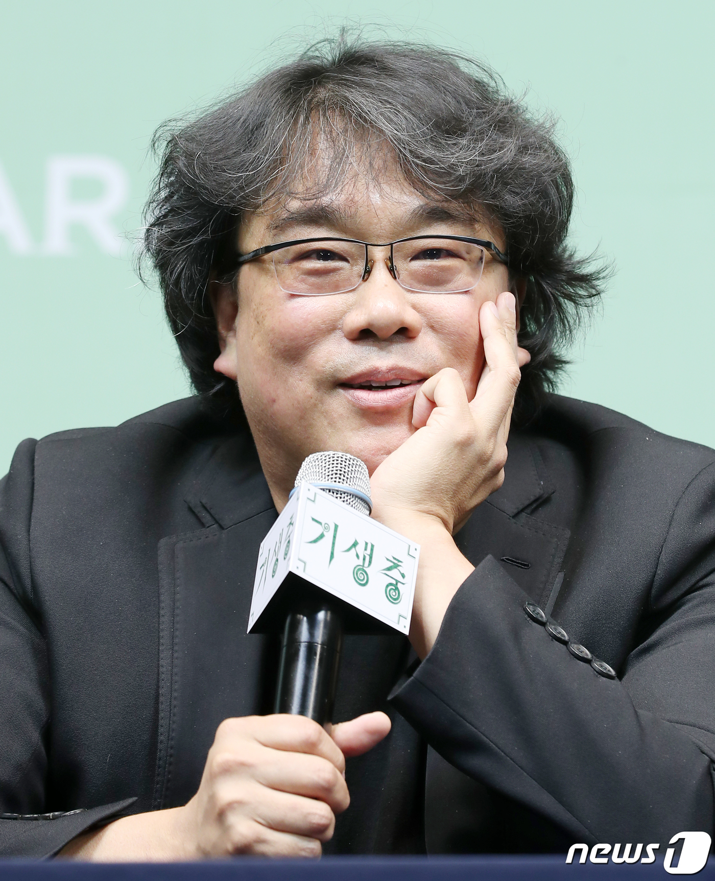 According to the 21st Film Industry Structural Reform Legislation Meeting, the Post Bong Joon-ho Act online signing campaign, which requires the improvement of the unbalanced film industry structure, started at 11:30 am on the 18th and exceeded 1,000 people in about 48 hours.The Post Bong Joon-ho Act contains contents such as  limitation of movie distribution business and commercial business of large corporations  prohibition of screen monopoly of specific movies  prohibition of monopoly of specific movie screen  independence and institutionalization of support for art movies and exclusive use.The first signatories of the signing movement included mid-sized directors such as Im Kwon-taek Lee Jang-ho, Lee Chang-dong, Jung Young Lim, and 59 middle and famous actors such as Ahn Sung-ki Moon Sung-geun Jung Woo-sung Cho Jin-woong Jung Jin-young, producers, writers, unions, critics, professors, policy and film festival personnel.By function, more than 1,000 filmmakers were composed of 25%, 18%, Acting 13%, scenario 8%, shooting 5%, academic 4%, review 3% and Toei Animation 3%.