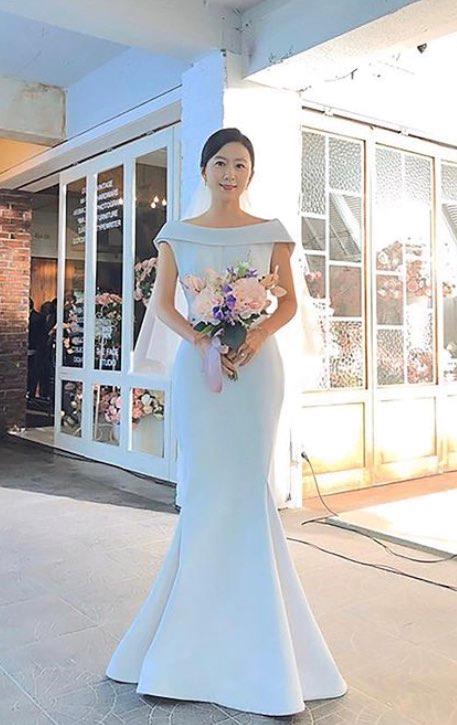 Actor Kim Hee-ae showed off her elegant vibeOn the afternoon of the 20th, Kim Hee-ae posted a picture on his SNS with an article entitled Womens World waiting.Kim Hee-ae in the public photo holds a bouquet in a Wedding Dress; Kim Hee-aes subtle Smile makes his elegant charm stand out.Meanwhile, Kim Hee-ae will return to the small screen with the JTBC drama The World of Couples, which will be broadcast on the 27th of next month.