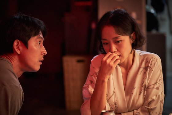 The movie The Animals Who Want to Hold the Spray has released the audiences selected The Warlords.# 1. The God of the All-Time Revelation of Jeon Do-yeon who hit the screenThe first The Warlords side of The Animals Who Want to Hold Even the Spray is the emergence god of Jeon Do-yeon.Jeon Do-yeon, who was divided into Michelle Chen, who made a big edition using the vain hopes of people, appeared in the middle of the drama and created an intense appearance scene with the charisma of the past.The second The Warlords side is the first meeting scene between Jeon Do-yeon and Jung Woo-sung.The encounter between Jeon Do-yeon as Michelle Chen and Jung Woo-sung as Tai-Young, who plans the last hantang because of Michelle Chen, who has disappeared leaving his debts in his future, made the reversal charm of the two characters more prominent.The last The Warlords side is a face-to-face scene where all the puzzles are squeezed.While the media and the audience are receiving favorable comments about the harmonious acting ensemble of actors, various characters that emit intense presence with different personality encounter in one place, and the scene where the whereabouts and truths of the money bag are revealed gives the audience a favorable review.