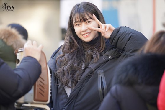 The Ayman Samman project unveiled the scene behind-the-scenes cut of Actor Kwon Naras Itaewon Klath on Monday; posing V with a bright Smile.In the drama, Osua is making teamwork in the field with a different atmosphere.In the 6th episode of Itaewon Klath broadcast on the 15th, Kwon Naras heartbreaking childhood was portrayed.I waited for my mother who did not say that she was coming back, and I stood firm in my eyes.She was constantly struggling, self-defeating and stuck between Park Seo-joon (Park Sae-roi) and the janga.Park Seo-joon has vengeance for saying he will soon break down the Janga, which has led to Onaras search for single night with Yoo Jae-myung (Jang Dae-hee), which has amplified tension.Kwon Nara is concentrating on delicately expressing the conflicts and pains of the characters that have been going on since childhood.In addition to this, it is said that the growth of the character is carefully focused on external factors such as changing atmosphere and fashion.Park Seo-joon and Yoo Jae-myeong are raising the speed of the drama as a key figure that ignites the confrontation.Itaewon Klath airs today (21st) at 10:50pm on JTBC.Photo: Ayman Samman Project