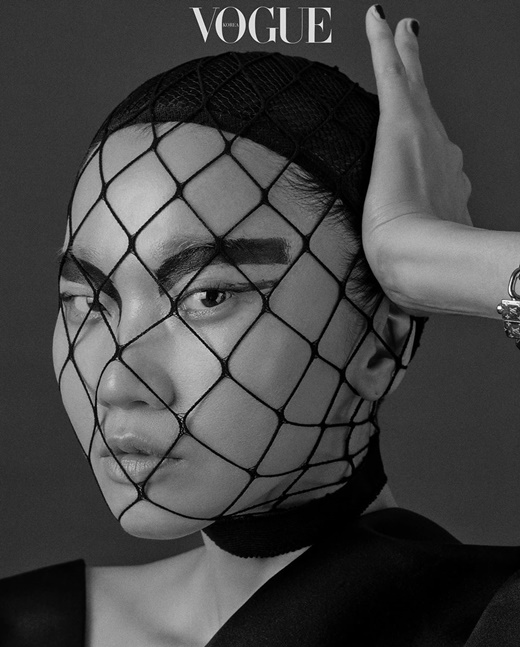 Model Jang Yoon-ju has emanated an intense charisma.Jang Yoon-ju posted several photos on his Instagram on the 21st with an article entitled Lion in me.The photo was a photo photo, showing Jang Yoon-ju looking at Camera with a mesh on his face.Jang Yoon-ju captivated those who saw it with intense eyes and pose.Meanwhile, Jang Yoon-ju is appearing on Crime Chief JTBC Bang Gu-seok 1st row.