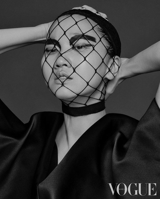 Model Jang Yoon-ju has emanated an intense charisma.Jang Yoon-ju posted several photos on his Instagram on the 21st with an article entitled Lion in me.The photo was a photo photo, showing Jang Yoon-ju looking at Camera with a mesh on his face.Jang Yoon-ju captivated those who saw it with intense eyes and pose.Meanwhile, Jang Yoon-ju is appearing on Crime Chief JTBC Bang Gu-seok 1st row.
