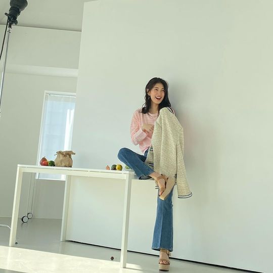 Bae Suzy has unveiled the scene of the photo shoot.Singer and Actor Bae Suzy posted an article and a photo on his Instagram on February 20, Bringing hair.The photo is released by the Gess commercials. Bae Suzy is showing off a variety of stylings that fit jeans, especially with a rich hair and doll-like beauty.minjee Lee