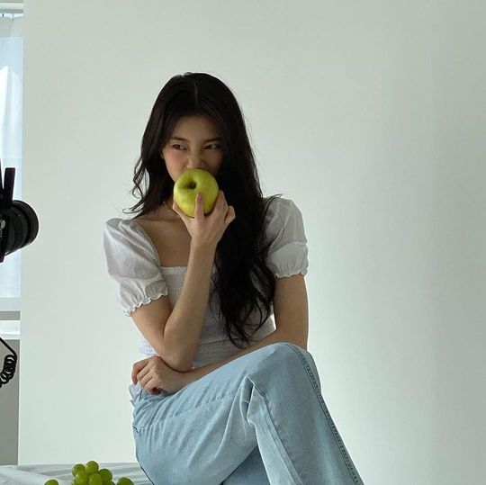Bae Suzy has unveiled the scene of the photo shoot.Singer and Actor Bae Suzy posted an article and a photo on his Instagram on February 20, Bringing hair.The photo is released by the Gess commercials. Bae Suzy is showing off a variety of stylings that fit jeans, especially with a rich hair and doll-like beauty.minjee Lee