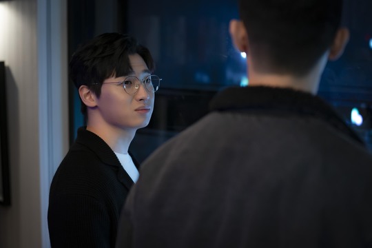 The thrilling cooperation between Park Seo-joon and Lee David begins.JTBC gilt drama Itaewon Klath (director Kim Sung-yoon, playwright Cho Kwang-jin, production showbox and writing, original webtoon Itaewon Klath) captured the meeting between Park Seo-joon and Lee Ho-jin (Lee David) on the 21st, ahead of the 7th broadcast.Lee Ho-jin, who returned to fund manager in the big picture of Roy for revenge, heightens expectations whether it will be a number of Gods.The big picture of Jang Dae-hee (Yoo Jae-myung) and Park Sae, who is aiming for Jangga Group, is gradually outlined.In the last broadcast, Park expressed his ambition to grow a single night into a franchise that is more than a long-distance franchise, and when he met it, Chang set a day of checks on his firm goal and watched the day.He watched the interference of The Fountainhead (Mr. Ahn Bo-hyun), who prevents the chance to appear on the air at night, and Osua (Mr. Kwon Na-ra), who is struggling between Jangga and himself, and started a series of conversions.Park has invested a total of 1.9 billion won in the Jangga Group and became a shareholder. Jang, who made a mad smile, found Foa directly.The cool eye contact of the two men, who finally faced each other again, amplified the tension.The meeting between Roy and Lee Ho-jin ignites curiosity, and the reunion of two hot-blooded youths looking at each other with a harder look raises their heart rate.Lee Ho-jin, who was helpless by the indiscreet violence and harassment of the Fountainhead during his school days.But in the last broadcast, he re-emerged as a fund manager to help Park, giving him an amazing turnaround: his story of working with Park, who saved himself in the past, and his performance.Another photo of Park checking the questionable documents makes Lee Ho-jin and the multiple editions more curious.In the 7th broadcast on this day, Park will provoke Chang, who visited Foa at night.In the preliminary video, What is your intention to invest this morning? The answer to the chairman, who checks, Do you think I care quite much?Here, we will implement the plan that has been carefully built for seven years with Lee Ho-jin, who became fund manager.His counterattack, which has set the back of the chairmans head properly, raises expectations that he will speed up.pear hyo-ju