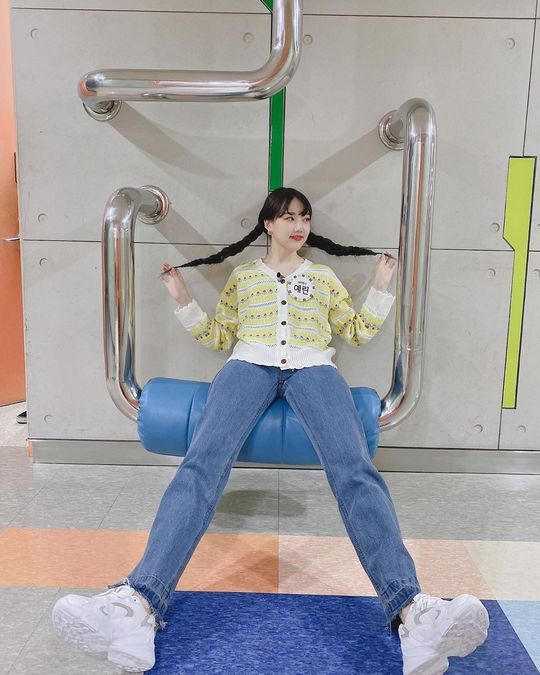 Group GFriend member Yerin boasted cute beautiful looks.GFriends official Instagram posted a photo on February 21 with an article entitled Yellow.The photo shows Yerin braided with her hair in a bifurcation, and Yerins fresh, beautiful look captivates her eyes.Yerins dissipating small face size and distinctive features make the beautiful look more prominent.Fans who encountered the photos responded such as It is so fresh, It is a human lemon and It is beautiful.delay stock