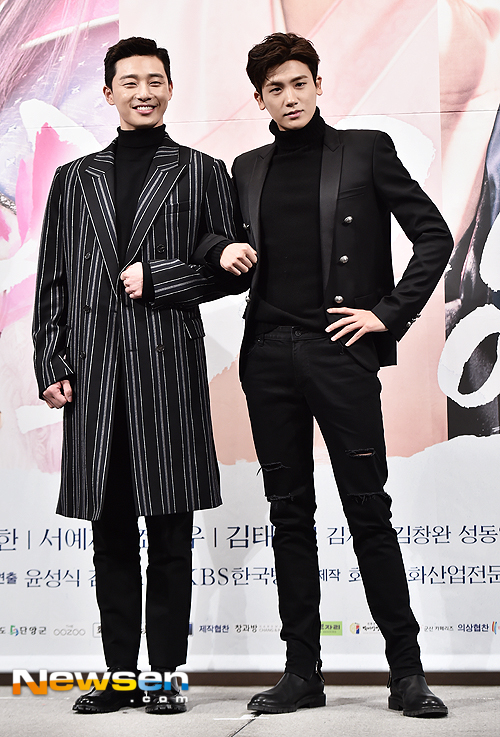 Actors Park Seo-joon and Park Hyung-sik admired the new BTS song.Park Seo-joon, Park Hyung-sik posted the title song ON (on) Kinetic Manifesto film capture on personal social media on February 21.Captured and promoted the best V appearance.Park Seo-joon responded to ON as every time its amazing, or every time its more amazing and Park Hyung-sik expressed admiration that its just art now.Park Su-in