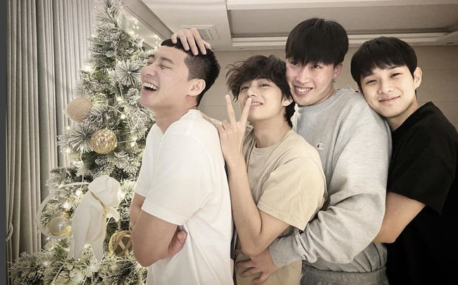 Park Seo-joon and Choi Woo-shik expressed admiration for their best friend V.On the 21st, Park Seo-joon and Choi Woo-shik attracted attention by responding after releasing the new song ON.Park Seo-joon wrote Every time is amazing, or every time is more amazing and Choi Woo-shik said, sexy ... too much to handle...Park Seo-joon and Choi Woo-shik caught the eye by capturing the Kinetic Manifesto film, the official music video of BTS title song.Park Seo-joon, Choi Woo-shik, and BTS V, together with Park Hyung-sik and Pickboy, made a friendship group Wooga Family and became a representative friend of the entertainment industry.BTS released its fourth regular album MAP OF THE SOUL: 7 on the 21st.Big Hit Entertainment, a subsidiary of the title song ON, introduced it as a hip-hop song full of BTSs powerful energy and authenticity.: Park Seo-joon, Choi Woo-shik Instagram