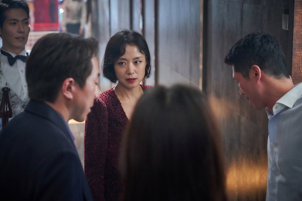 Jeon Do-yeons appearance in the past, which hit the screenThe last scene of The Animals Who Want to Hold the Jeep is a face-to-face scene where all the puzzles are squeezed.While the media and audiences are receiving favorable comments about the harmonious acting ensemble of Korean Actors, various characters that emit intense presence with different personality meet in one place, and the scene where the whereabouts and truths of the money bag are revealed gives the audience a favorable review.