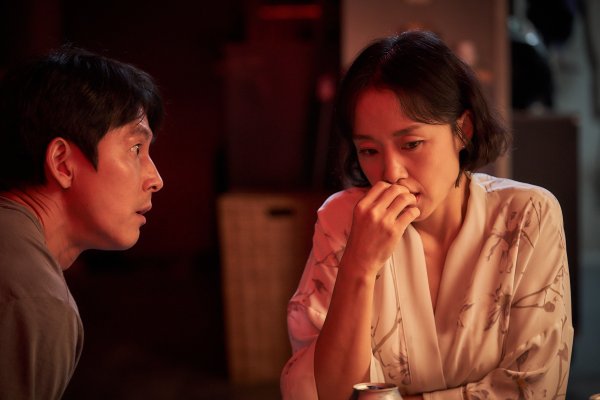 Jeon Do-yeons appearance in the past, which hit the screenThe last scene of The Animals Who Want to Hold the Jeep is a face-to-face scene where all the puzzles are squeezed.While the media and audiences are receiving favorable comments about the harmonious acting ensemble of Korean Actors, various characters that emit intense presence with different personality meet in one place, and the scene where the whereabouts and truths of the money bag are revealed gives the audience a favorable review.
