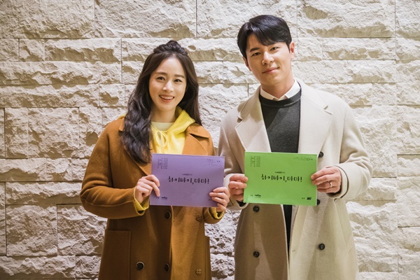 Kim Tae-hee and Lee Gyoo-hyeong, Should catch the première encouraging shot Going up and healingHigh Esporte Clube Bahia, Mama! Kim Tae-hee and Lee Gyoo-hyeong delivered watch points and encouraging messages a day before the first broadcast.TVNs new Saturday, which will be broadcasted on the 22nd, will be released by TVNs new Saturday Drama, Esporte Clube Bahia, Mama! (playplayplay by Kwon Hye-joo, director Dairy Support, hereinafter Habama), and her husband, Kim Yuri, who left her family in an accident, O-hyeong) draws the 49th Real Dead Again Kahaani of Ghosts mother as she reappears in front of her daughter.Reality empathy Kahaani melted on a dirty imagination brings deep empathy into a pleasant smile.The combination of Dairy support director and Kwon Hye-joos writer gives a different level of empathy magic.Dairy Support, who has a good sense of bringing warm emotions with pleasant touch, has been loved by a wide range of consensus through Oh My Ghost.Kwon Hye-joo also caught the hearts of viewers by pointing out the sympathy that encompasses generations through Confession Couples.Drama fans are shaking in the human fantasy that two craftsmen will produce, director of Dairy Support and writer Kwon Hye-joo, who returned from a more powerful sympathy episode.Above all, expectations for Kim Tae-hee, who is coming back in a sympathetic character in five years, are hot.Kwon Yuri, played by Kim Tae-hee, is a Ghost mother who can not leave the world because of the pain that she has not held a child.Kwon Yuri unexpectedly receives the Dead Again trial that he should receive from the sky, and the lives of the people around him are turned upside down.Kim Tae-hee himself said, It is similar to me in reality. Kwon Yuri gives bright and lovely energy and at the same time, it gives empathy with deep emotional lines.Kim Tae-hee said, Every time I melted my feelings into prologue and epilogue.I hope that you will understand their minds much better because they are in contact with the theme of the meeting. I hope that it will be a great echo in the hearts of viewers.I hope you dont miss it.Kim Tae-hee, who has a great heart as it is a long return, encouraged Should catch the premiere by adding, I hope that everyone who is with my loved ones and who has experienced separation will be comforted and healed with laughter and tears.Lee Gyoo-hyeong divides into a thoracic surgeon who tries to be happy over the sadness of parting.Lee Gyoo-hyeong, who has become a believer with his changing character digestion, solves the emotions of Jo Gang-hwa, which is an inflection point that shakes his life, with force and delicateness.Because of the large change in the emotions of Jo Gang-hwa in the unpredictable events, you can see the various charms of Lee Gyoo-hyeong such as comedy, melody, seriousness and affection.Lee Gyoo-hyeong says, How is this story? A remarkable human fantasy, comedy drama Esporte Clube Bahia, Mama! Soon comes to you.I hope you will check the surprise with us. He added a witty feeling that I am the first and always embarrassed in the play .If you follow the emotional flow of Ghost mother Kwon Yuri in the first broadcast, you can feel the fun of this drama.I would like to ask for your attention. The various happenings that unfold as Kwon Yuri returns to life with an unexpected opportunity, sometimes knocking on his chest with an absurd smile.Kwon Yuri, a Ghost mother who was forced to summon her to the world after receiving a wonderful mission that she could live forever if she found her original place in 49 days.In a series of events that can not be seen before a moment, Kwon Yuri, who became a time-time person, is curious about whether he will find his place in 49 days and what changes will come to these families.Here, the story of the Pyeongon Nakgoldang ghost family, which can not leave Lee Seung with their own stories, conveys warm comfort to someone who has experienced loss and gives a pleasant smile that everyone can sympathize with.On the other hand, TVNs new Saturday Drama Esporte Clube Bahia, Mama! will be broadcasted at 9 pm on Saturday 22nd.