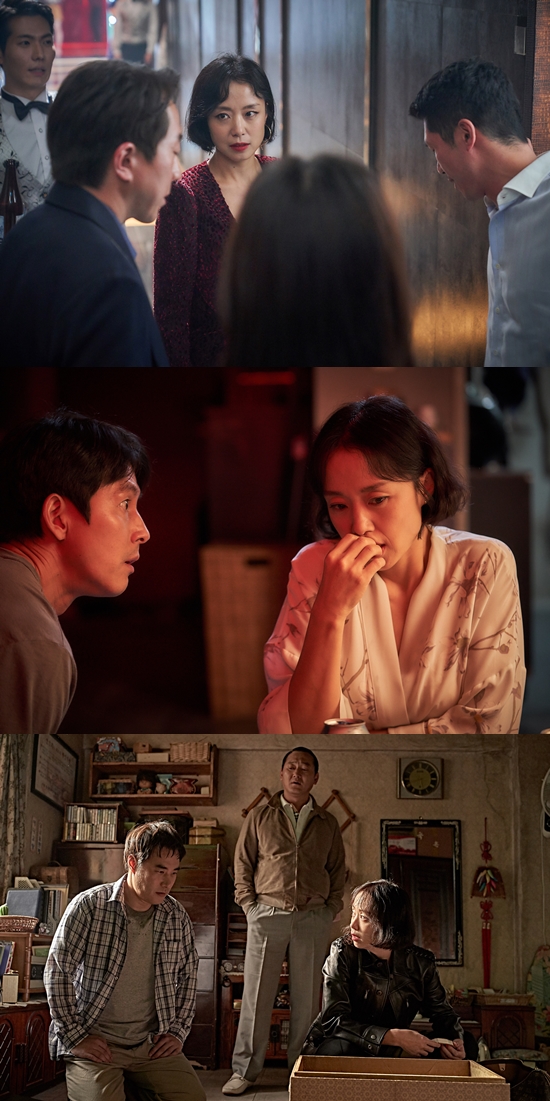 The movie The Animals Who Want to Hold the Jeep (director Kim Yong-hoon) released a viewing etiquette video with a famous screen selected by the audience.#1. Charisma Explosion! The Class of the Year of Jeon Do-yeon, Kangta the ScreenThe first scene of The Animals Who Want to Hold the Jeon Do-yeon is the scene of the appearance of Jeon Do-yeon.Jeon Do-yeon, who was divided into Michelle Chen, who made a big edition using the vain hopes of people, appeared in the middle of the drama and created an intense appearance scene with the charisma of the past.The appearance of Jeon Do-yeon not only maximizes the immersion of the audience, but also begins to reveal the hidden desires of each character starting with her appearance.Since then, Kahaani of characters who are deceived and deceived on the plate of Michelle Chen leads to unpredictable development and captures the audience at once.# 2: The first meeting of Jeon Do-yeon Jung Woo-sung with tension and joyThe second famous scene of The Animals Who Want to Hold the Spray is the first meeting scene of Jeon Do-yeon and Jung Woo-sung.The meeting of Jung Woo-sung of Taeyoung Station, who plans the last Hantang because of Michelle Chen, who left his debts in front of Michelle Chen, made the charm of the two characters more prominent.Taeyoung, who can not easily dismiss Michelle Chen, who left her in a desperate situation, doubles her curiosity about Kahaani between the two.Especially, the face-to-face scene of the two actors perfectly expresses the tense tension between Michelle Chen and Taeyoung, who never trust each other in front of a money bag, and amplifies curiosity.#3. The last face-to-face where the perfect piece of puzzle is squeezed.The last famous scene is a face-to-face scene where all the puzzles are squeezed.While the media and the audience are receiving favorable comments about the harmonious acting ensemble of actors, various characters that emit intense presence with different personality encounter in one place, and the scene where the whereabouts and truths of the money bag are revealed gives the audience a favorable review.The audience who experienced the fun of drawing an unpredictable Kahaani structure and experiencing the puzzle as if they were putting together a puzzle poured praise on the film with the texture of the work as well as the fresh fun that stimulates interest.A friendly, witty viewing etiquette video by Jeon Do-yeon Jung Woo-sungOn the other hand, The animals that want to catch even the straw are getting a hot response from the audience by releasing a special viewing etiquette video that Jeon Do-yeon and Jung Woo-sung tell.This video is a calm and kind look of Jeon Do-yeon and Jung Woo-sung, who convey etiquette, and the intense main screen of the movie is contrasted and adds fun.After kindly delivering the etiquette of the audience, Do not kick the front seat, he said, You hit it first in the movie, and from the appearance of Jeon Do-yeon Kangta with a beer bottle, Bae Seong-woos I do not have a habit and Jung Man-siks I know it because Im going to play a meeting I do.In addition, it causes explosive reaction on SNS, and it gives a pleasant smile to the audience, from the witty parody using the famous ambassadors of actors such as Jeon Do-yeon, Jung Woo-sung, Bae Seong-woo and Jung Man-sik.The Animals Who Want to Hold the Spray is being screened at national theaters.Photo = Megabox Central Co., Ltd. PlusM